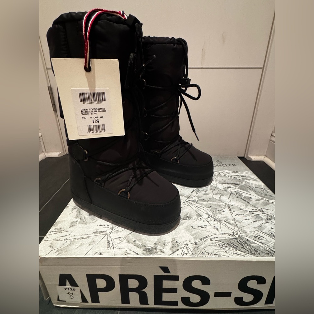 Moncler quilted lace up moon boots